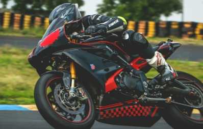 The Latest High-Performance Fabrics for Sports and Motorcycle Apparel